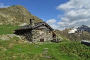 87 Baita Laghetti (1963 m) di fronte al Rifugio con vista in Azzaredo e Cavallo